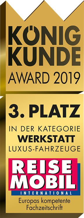Auf einer gold-schwarzen Plakette ist zu lesen: König Kunde Award 2019, 3. Platz in der Kategorie Werkstatt Luxus-Fahrzeuge. Darunter befindet sich das Logo von REISE MOBIL International mit dem Text: Europas kompetente Fachzeitschrift.