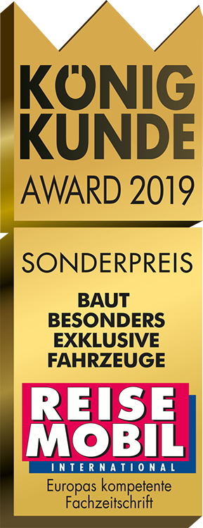 Goldene und schwarze Auszeichnungstafel mit der Aufschrift König Kunde Award 2019 Sonderpreis Baut Besonders Exklusive Fahrzeuge. Darunter befindet sich das rot-blaue Logo von Reisemobil International und der Text Europas kompetente Fachzeitschrift.