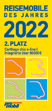 Preisgrafik mit Text: Reisemobile des Jahres 2022, 2. Platz, Carthago chic e-line I, Integrierte über 80000€. Darunter sind vier bunte Quadrate mit stilisierten Fahrzeugumrissen. Unten das ProMobil-Logo.