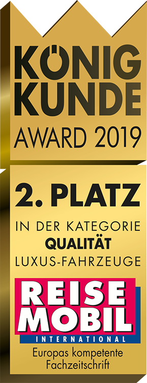 Eine gold-schwarze Plakette mit der Aufschrift König Kunde Award 2019 - 2. Platz in der Kategorie Qualität Luxus-Fahrzeuge mit dem Logo der Zeitschrift Reise Mobil International am unteren Rand.
