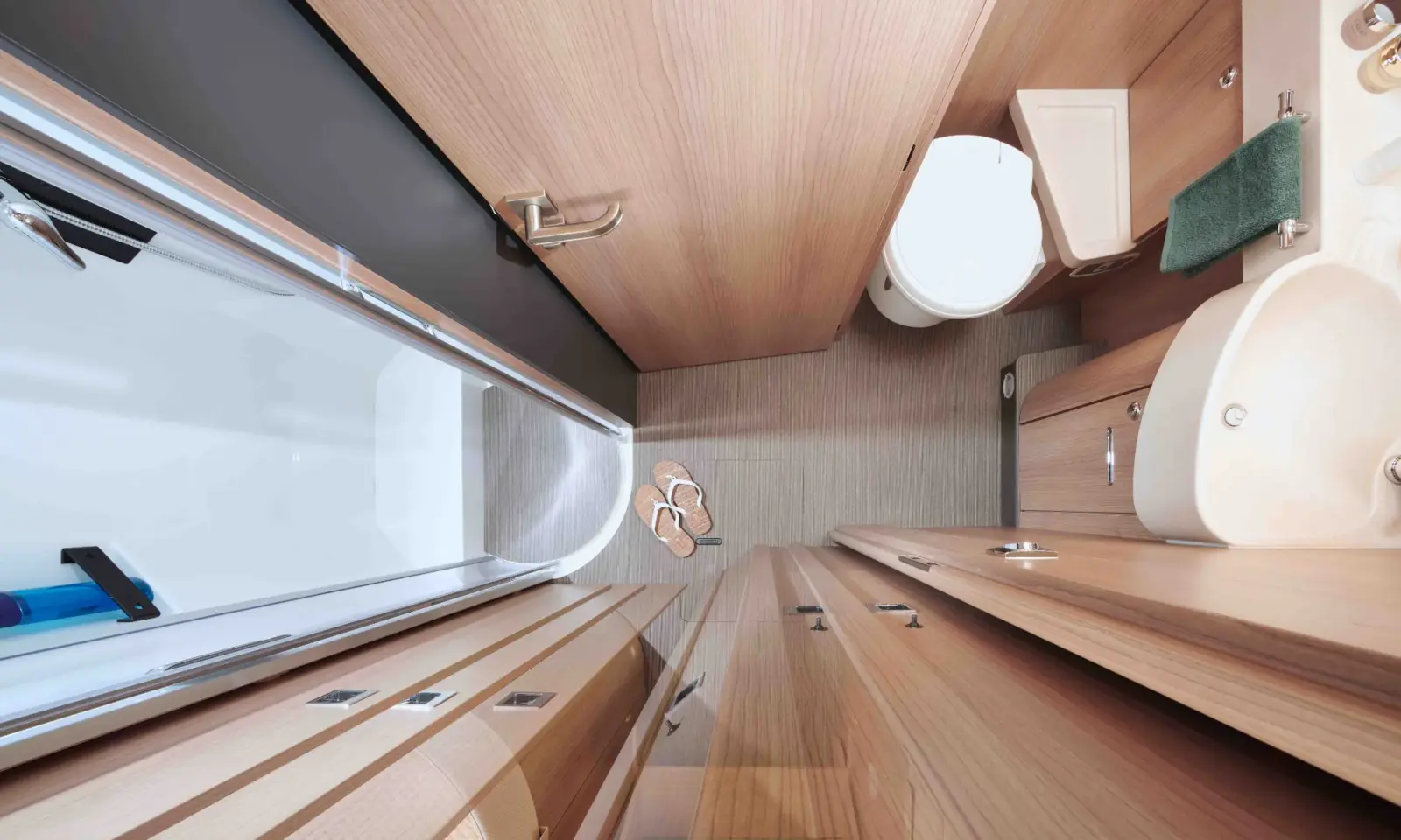 2026 Carthago C1 tourer I149RB LE Edition comfort 4.2t Fiat Komfort Raumbad Umkleidezimmer von oben Stufen 1 1600x960