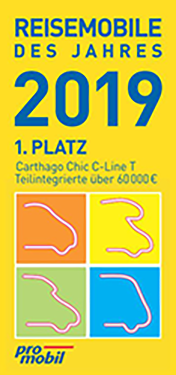 Eine gelbe Plakette mit blauem und orangefarbenem Text mit der Aufschrift Reisemobile des Jahres 2019, 1. Platz, Carthago Chic C-Line T, Teilintegrierte über 60.000 €, und vier bunte abstrakte Wohnmobilumrisse mit dem promobil-Logo.