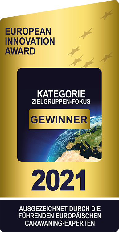 Eine goldene und blaue Plakette für den Europäischen Innovationspreis 2021 mit dem Schriftzug Kategorie Zielgruppen-Fokus Gewinner über einem Bild der Erde und einem deutschen Text, der führende europäische Caravan-Experten würdigt.