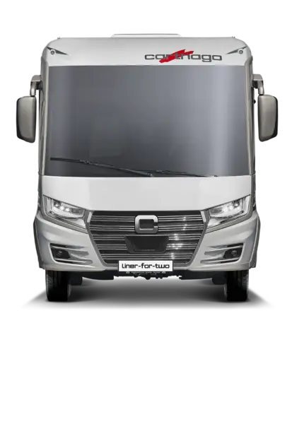Frontansicht eines weißen Carthago Wohnmobils mit großer Windschutzscheibe, Seitenspiegeln und dem ikonischen Carthago Logo in Rot und Schwarz. Auf dem Nummernschild steht "carthago liner for two", was auf das luxuriöse Design für Paare hinweist.