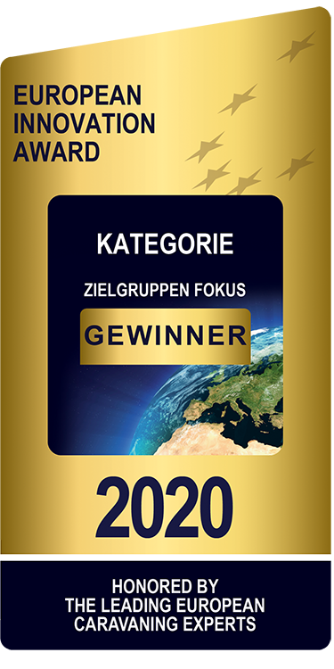 Goldplakette mit der Aufschrift European Innovation Award, Kategorie Zielgruppen Fokus Gewinner, 2020, und einem Bild der Erde, mit der die von europäischen Caravaning-Experten ausgewählten Gewinner geehrt werden.