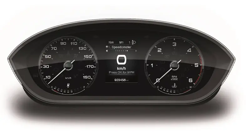 Digital dashboard with speedometer, tacho and central screen – like in a Fiat Ducato motorhome. The speedometer displays speeds up to 260 km/h; the tacho reaches 8,000 mileage indicator reads 923,456 and the warning and control lights are illuminated.