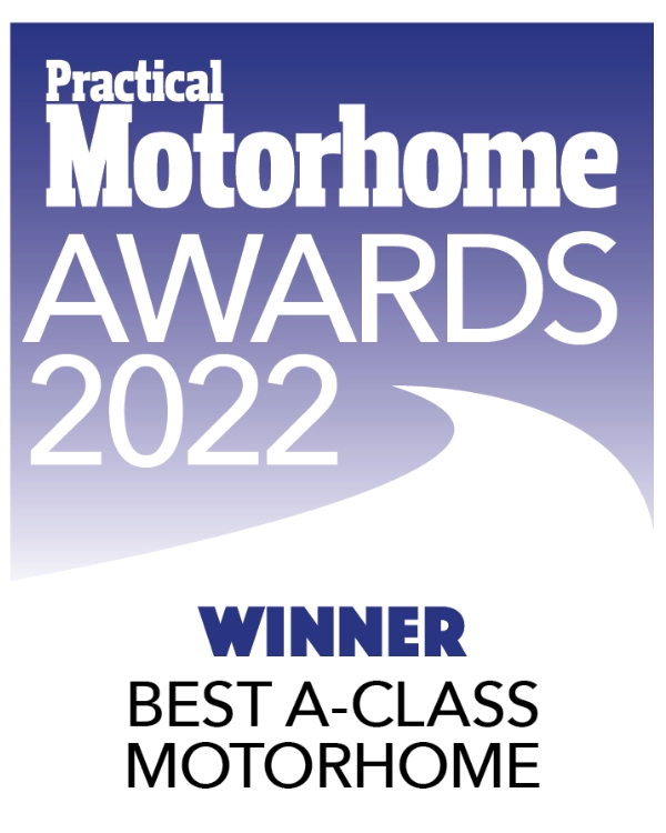 Preisplakette mit der Aufschrift Practical Motorhome Awards 2022. Gewinner: Bestes Wohnmobil der A-Klasse mit weißer Straßengrafik auf violettem Hintergrund mit Farbverlauf.