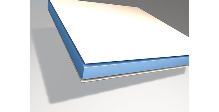 Nahaufnahme einer abgewinkelten, blau umrandeten rechteckigen Platte mit weißer Oberseite, die möglicherweise eine Dämmplatte oder ein Schichtmaterial darstellt, vor einem neutralen Hintergrund mit einem sichtbaren Schatten.