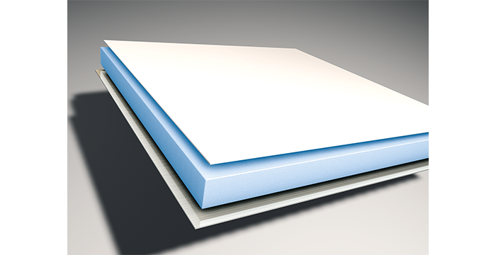 Digitales Rendering einer Platte mit drei sichtbaren Schichten: einer oberen weißen Schicht, einem blauen Dämmkern und einer unteren grauen Schicht, die zur Veranschaulichung des Aufbaus leicht voneinander getrennt sind.