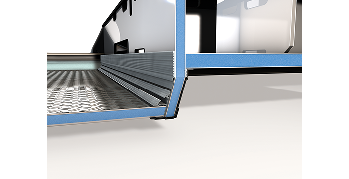 Nahaufnahme einer metallischen Laderampe oder -plattform mit blauem Rand, die die strukturierte Oberfläche und die Verbindungsdetails an der Unterseite vor einem weißen Hintergrund zeigt.