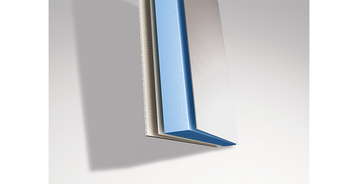 Nahaufnahme einer Gebäudedämmplatte mit drei sichtbaren Schichten: einem strukturierten beigen Untergrund, einem dicken blauen Schaumstoffkern und einer glatten weißen Außenfläche, die alle vor einem hellgrauen Hintergrund dargestellt sind.