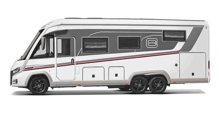 Ein modernes, weiß-graues Wohnmobil mit schwarzen Rädern, großen Seitenfenstern und schnittigen roten und grauen Details, von der Seite gesehen vor einem weißen Hintergrund.