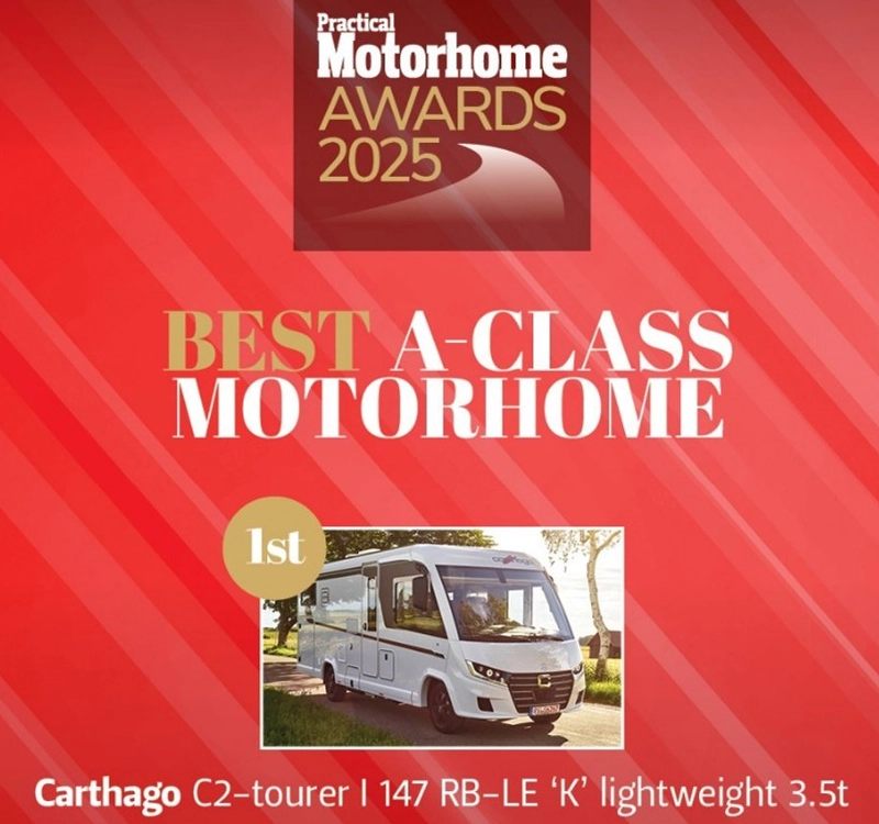 Eine Werbegrafik für die Practical Motorhome Awards 2025, die das Wohnmobil Carthago C2-tourer I 147 RB-LE als Gewinner des Preises für das beste Wohnmobil der A-Klasse mit einem Foto des Fahrzeugs und einer goldenen 1.