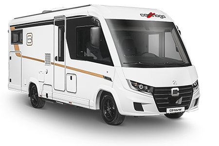 Ein weißes, modernes Wohnmobil mit schwarzen und goldenen Akzenten, das auf einem schlichten Hintergrund geparkt ist, mit großen Fenstern, einer Seitentür und dem Carthago-Logo auf der Vorderseite.