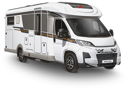 Ein weißes Wohnmobil mit schwarzen und goldenen Akzenten, großen Fenstern und einer Seitentür. Das Fahrzeug hat moderne Scheinwerfer und Leichtmetallräder und steht auf einem weißen Hintergrund.