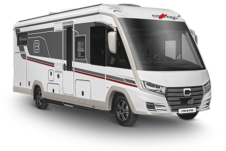 Ein modernes weißes Wohnmobil mit grauen und schwarzen Akzenten, mit großen Fenstern, einer Seitentür und dem Markenlogo Carthago auf der Vorderseite über der Windschutzscheibe. Das Fahrzeug ist auf einem einfarbigen Hintergrund geparkt.