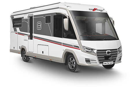 Ein modernes, weiß-graues Wohnmobil mit schwarz getönten Scheiben, sportlichen roten Details und einer großen Windschutzscheibe, von der Vorderseite aus gesehen.
