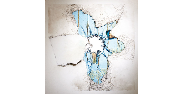 Eine weiße Wand mit einem großen, unregelmäßigen Loch in der Mitte, das blaues Material und raue, ausgefranste Ränder um die Öffnung herum offenbart, die an die Form einer Blume erinnern.