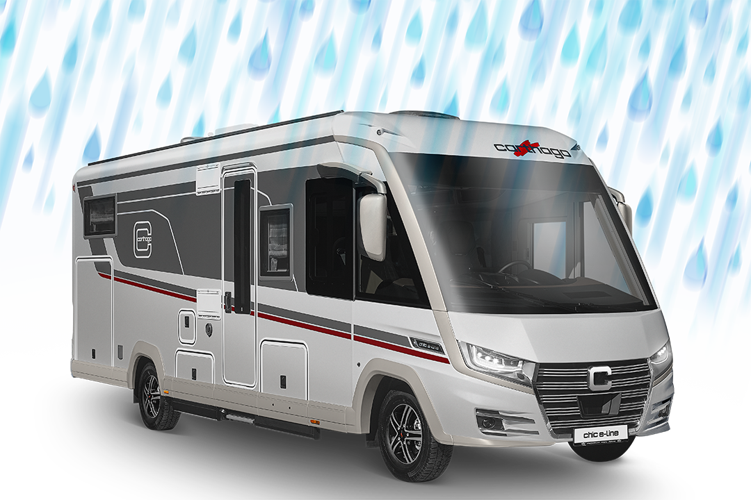 Ein modernes, silber-schwarzes Reisemobil, das mit der fachmännischen Technik von karosseriebau wohnmobil gebaut wurde, wird vor einem weißen Hintergrund gezeigt, während große blaue Regentropfen fallen, die seine Eignung für regnerisches Wetter unterstreichen.